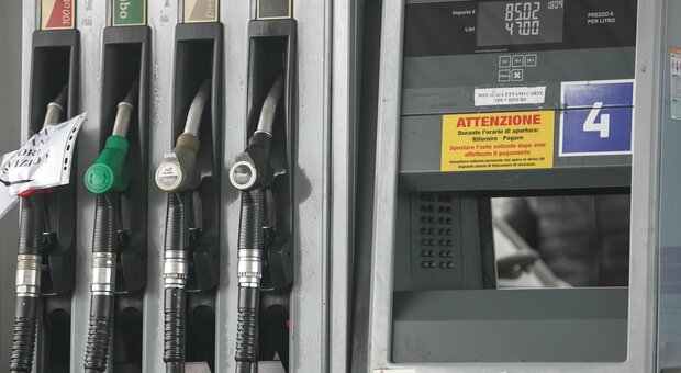 caro benzina, in autostrada «gasolio oltre 2,5 euro». i prezzi e la nuova mappa dei rincari