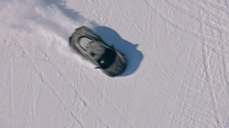 chevrolet corvette e-ray: un video mostra un nuovo prototipo sulla neve