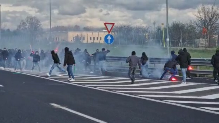 scontri tra ultras in autostrada, altri 3 arresti tra roma e napoli. la pista dell'appuntamento