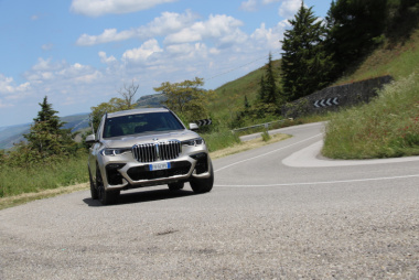 BMW X7 prova su strada del SUV ammiraglia da 94.900 euro