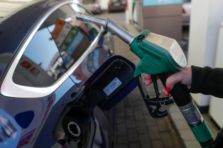 prezzo benzina, perché quella italiana è la più cara d'europa? superate due nazioni, il peso (abnorme) delle accise