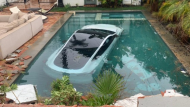 Tesla Model 3 finisce dentro una piscina, la causa è davvero delle più banali