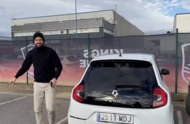 Piqué al volante di una Renault Twingo: la divertita replica alla sua ex Shakira [VIDEO]