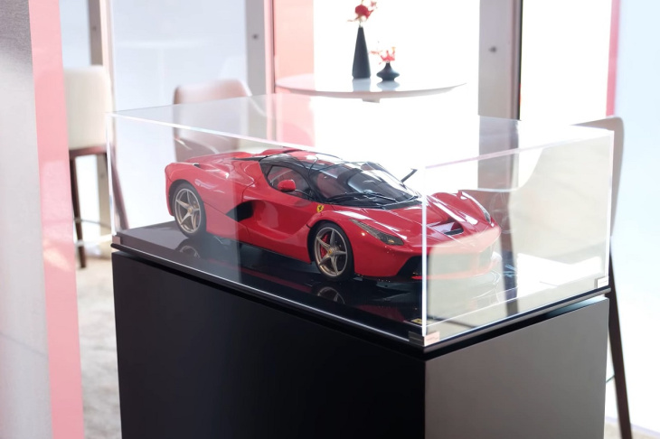ferrari: i clienti possono ordinare un modellino in scala perfettamente abbinato alla loro auto