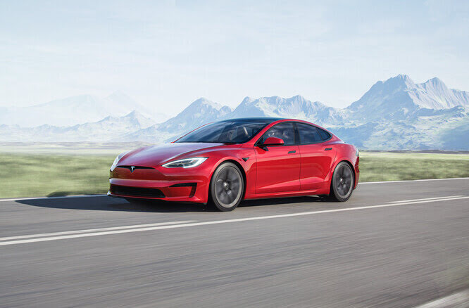 Tesla, volante classico anche su Model S e X Plaid