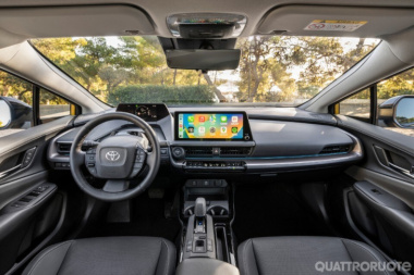 Toyota Prius 2023 ibrida plug-in: interni, autonomia, batteria e guida su strada