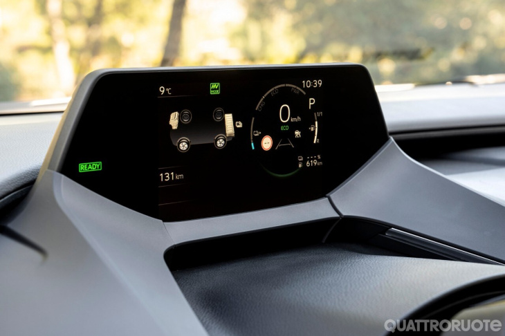 toyota, toyota prius, toyota prius 2023 ibrida plug-in: interni, autonomia, batteria e guida su strada