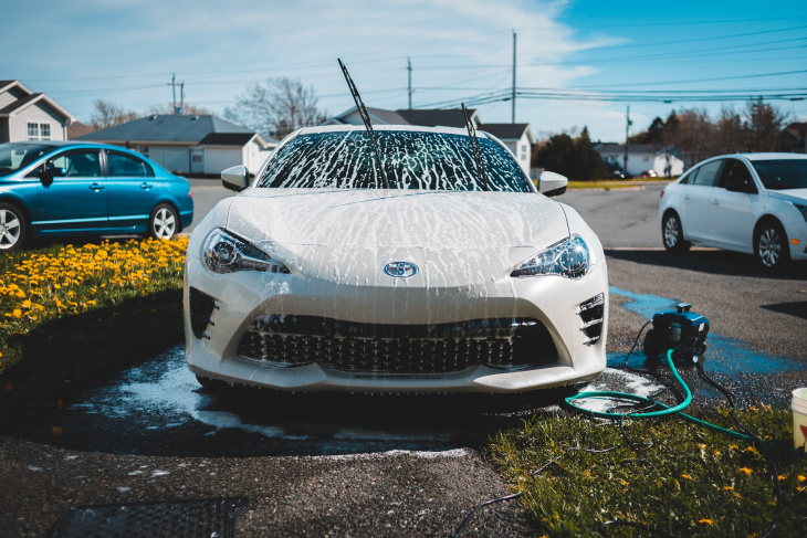 come lavare l'auto a mano: prodotti e tecniche fondamentali