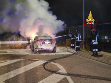 Jaguar in fiamme nella notte. L'auto era parcheggiata quando è scoppiato l'incendio Foto