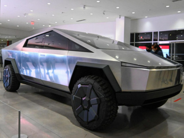Tesla Cybertruck, avvio produzione entro anno. Top di gamma: tre motori, autonomia di 800 km e capacità traino di 6.300 Kg