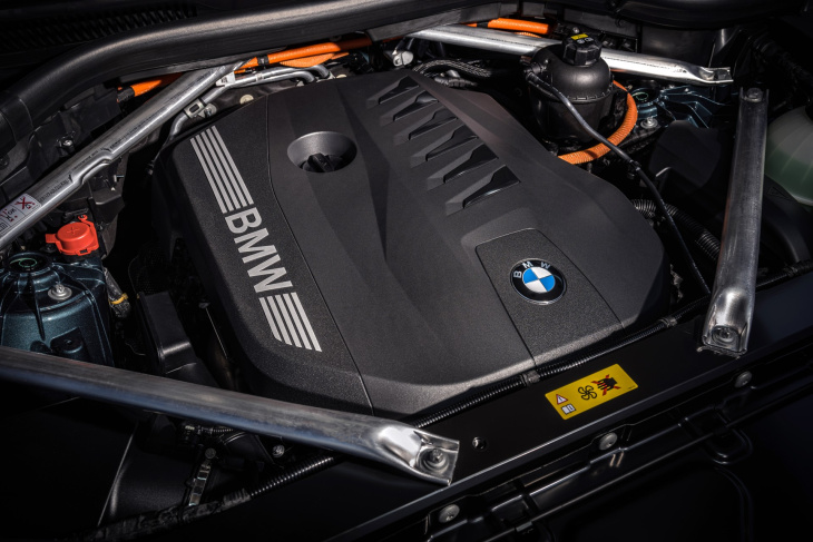bmw x5 e x6, debuttano i restyling: novità di motore e di tecnologia