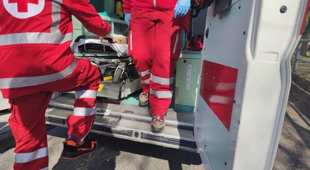 a34, auto contromano: incidente frontale tra auto tra gradisca d'isonzo e villesse. una vittima e quattro feriti