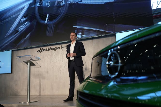 Opel, il CEO Florian Huettl visita il salone di Milano