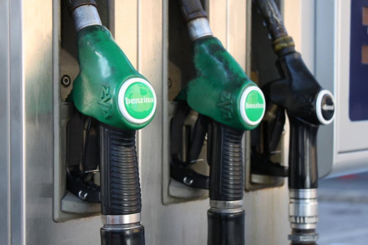 carburanti – il diesel torna sotto il prezzo della benzina