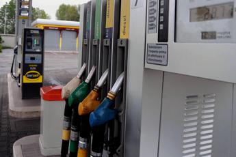 carburante, prezzo diesel di nuovo più basso della benzina