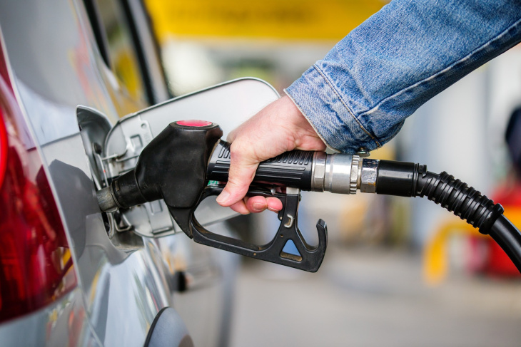 carburanti, il prezzo del diesel torna sotto quello della benzina