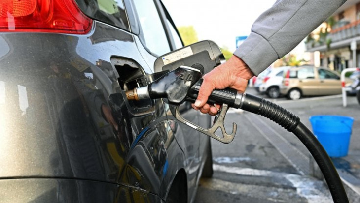 carburanti, il diesel torna a costare meno della benzina. ecco perchè
