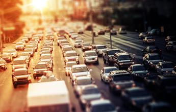 stop vendita auto benzina e diesel al 2035. danno o svolta, chi ha ragione?