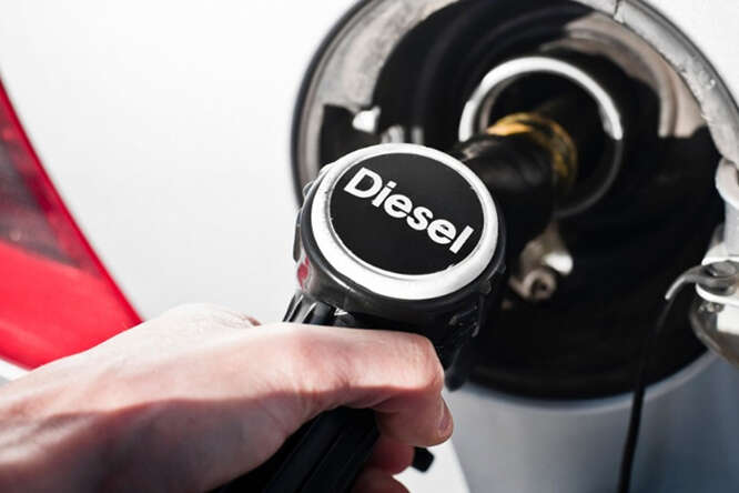 Stop benzina diesel 2035, la politica si scontra
