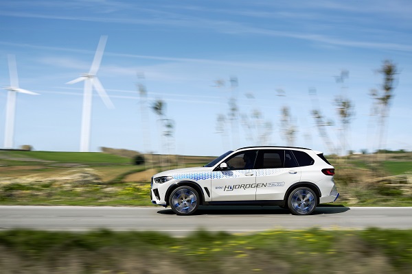 BMW iX5 Hydrogen: piastre Toyota e 375 cavalli