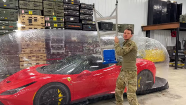 Un folle youtuber cerca di distruggere la sua Ferrari F8 Tributo da 400.000 dollari