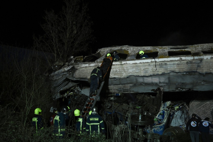 le drammatiche immagini della collisione di due treni in grecia