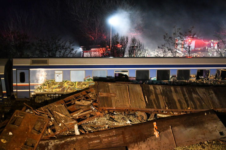 le drammatiche immagini della collisione di due treni in grecia