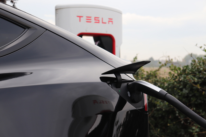 Tesla userà meno carburo di silicio, STM crolla in Borsa