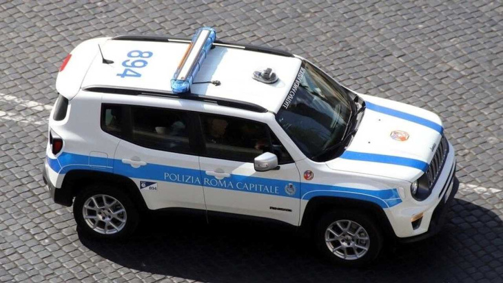 la jeep renegade 4xe si arruola nella polizia di roma capitale