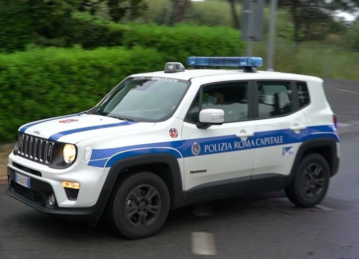 jeep renegade 4xe plug-in: 40 esemplari per la polizia locale di roma