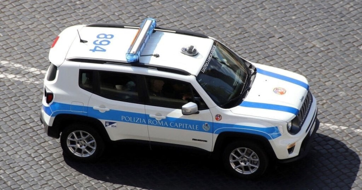 jeep renegade 4xe plug-in: 40 esemplari per la polizia locale di roma