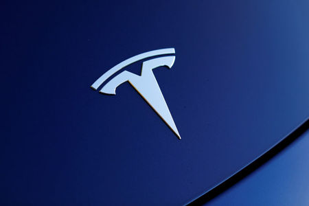 Tesla e Apple salgono nei premarket; Norfolk Southern e Lordstown Motors in calo