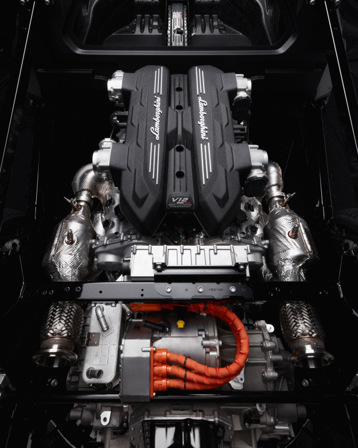lamborghini, il telaio e il motore della nuova supercar v12 ibrida