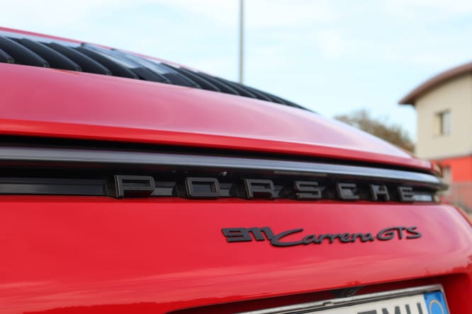 Porsche difende gli e-fuel: lunga vita alla 911