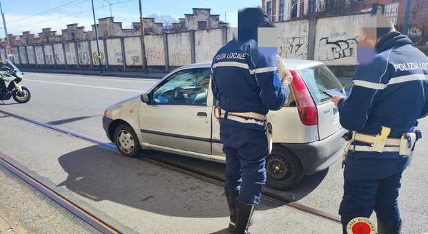 folle inseguimento in strada a torino: gli agenti scoprono alla guida dell'auto un 15enne rom