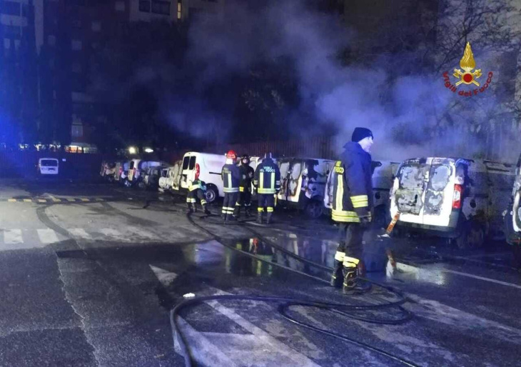 incendiate 16 auto di poste italiane: mistero a roma nella notte foto