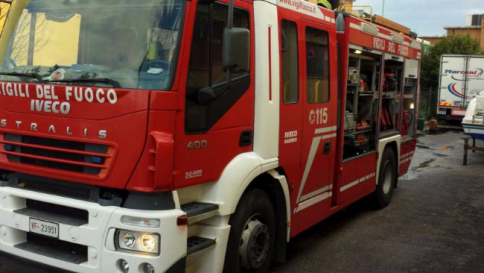 roma, incendiate e distrutte 16 auto di poste italiane