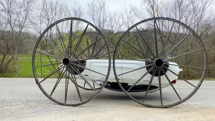 guarda la pazza tesla rovesciata con ruote giganti: video