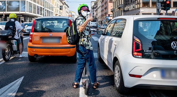 patente e monopattini, il governo prepara la svolta sicurezza: nuovo esame di guida e caschi, ecco cosa cambia