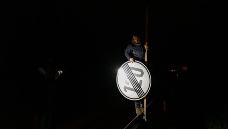 gli ambientalisti tedeschi rimuovono i cartelli autostradali nei tratti senza limite di velocità