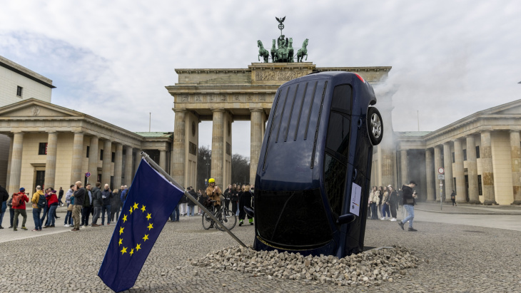 germania: attivisti greenpeace protestano contro la posizione tedesca sul divieto di vendita di auto a motore a combustione nell'ue