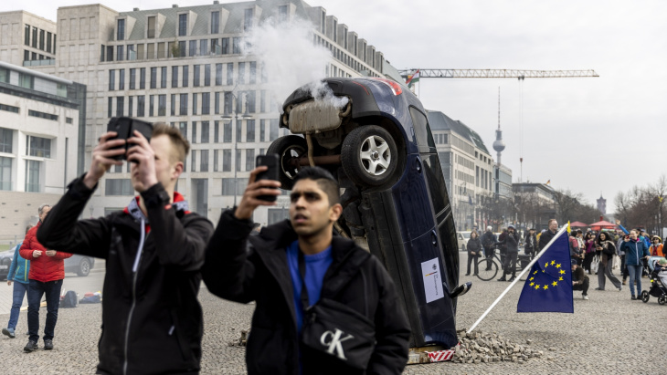 germania: attivisti greenpeace protestano contro la posizione tedesca sul divieto di vendita di auto a motore a combustione nell'ue