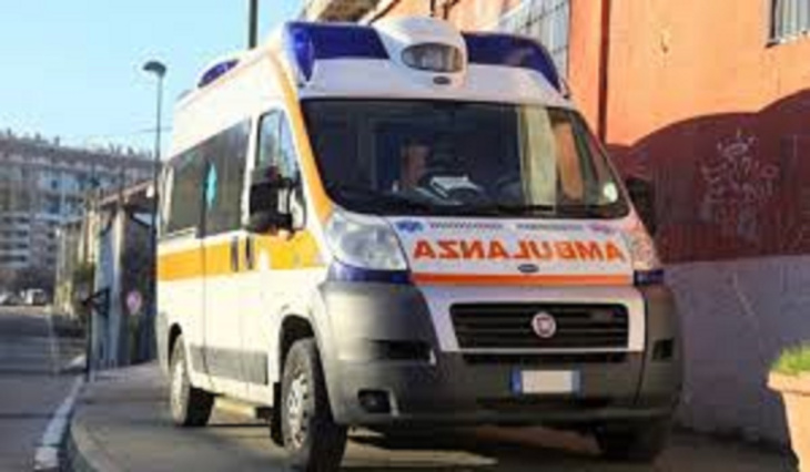incidente a roma tra auto e scooter con a bordo padre e figlio: le condizioni