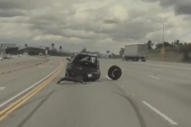 Tesla: Autopilot in azione! Pick-up perde una ruota e la Kia vola! [VIDEO]