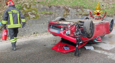 Incidente stradale, con la Porsche si ribalta: supercar distrutta