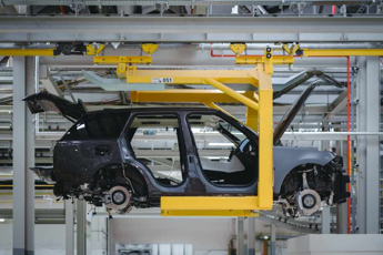 Jaguar Land Rover torna in utile e rilancia con investimenti per 15 mld sterline