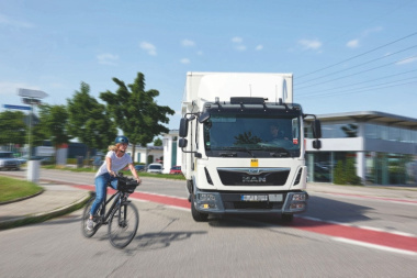 Ciclisti, ecco i sistemi di sicurezza che i camion dovranno montare