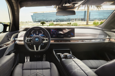 BMW i7 M70 xDrive: svelata la nuova versione top di gamma della berlina elettrica