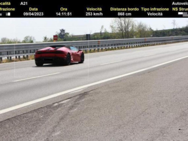 Lamborghini Aventador segnalata a 253 km/h in autostrada, attenzione