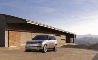 Migliorano vendite e redditività, S&P rialza rating Jaguar Land Rover